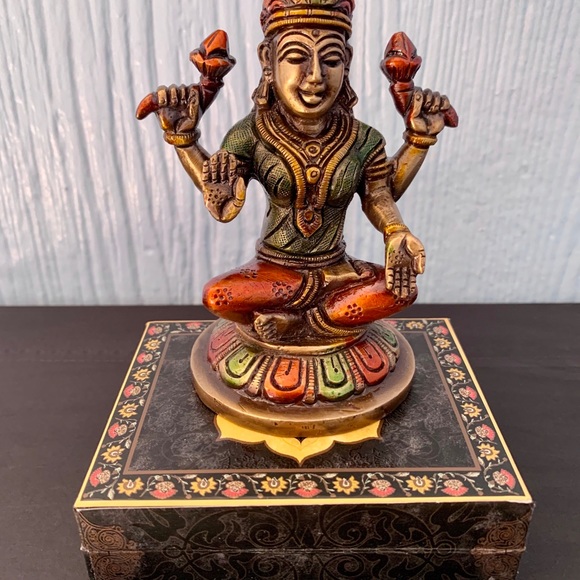 Lakshmi Sitting on Lotus Statue Figurine - Picture 6 of 8